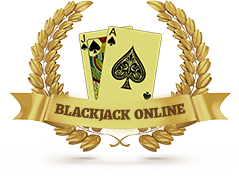 Una corona de laurel dorada con un par de cartas, el as y la J de picas en el medio. En la parte inferior de las cartas y de lado a lado de la corona hay un rótulo en inglés que reza Blackjack Online.