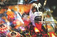 Cabeza de un miembro de la banda KISS en una máquina de pinball.