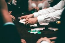 Grupo de gente jugando al póker en un casino.