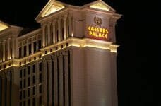 Lateral de la fachada del casino Caesars de Las Vegas.