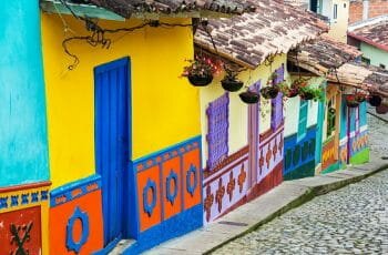 Pintoresca calle en Bogotá, Colombia.